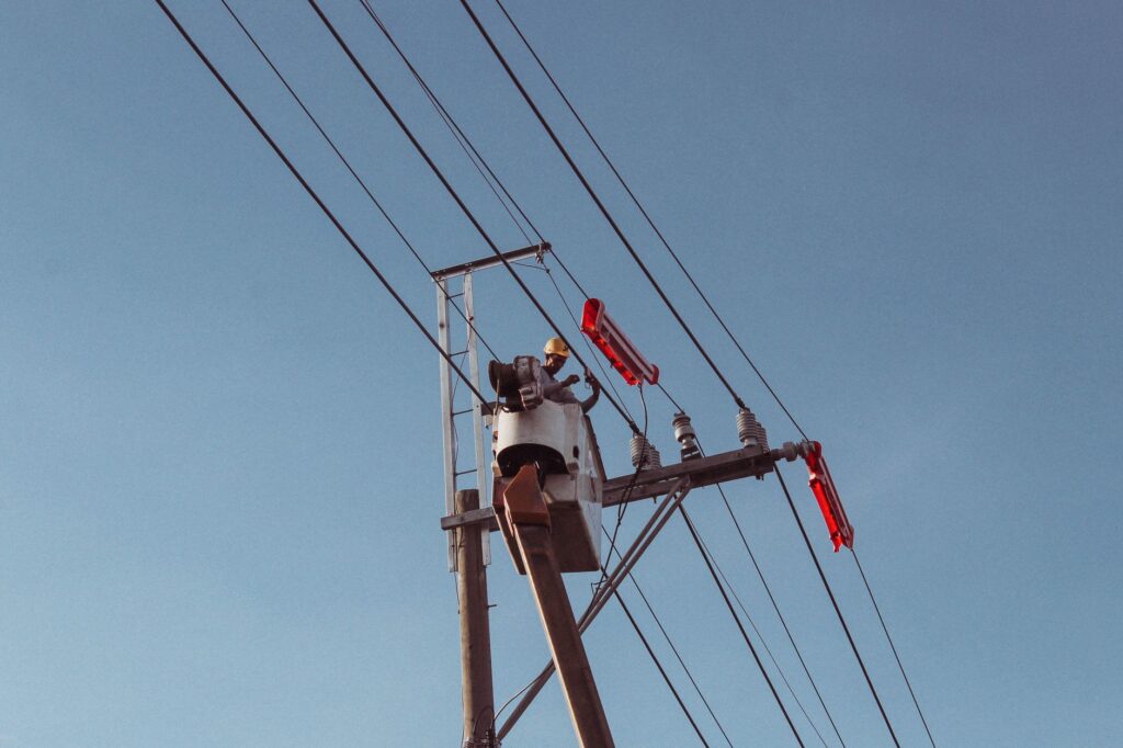 Elektrik direğinde bakım çalışması yapan teknisyen
