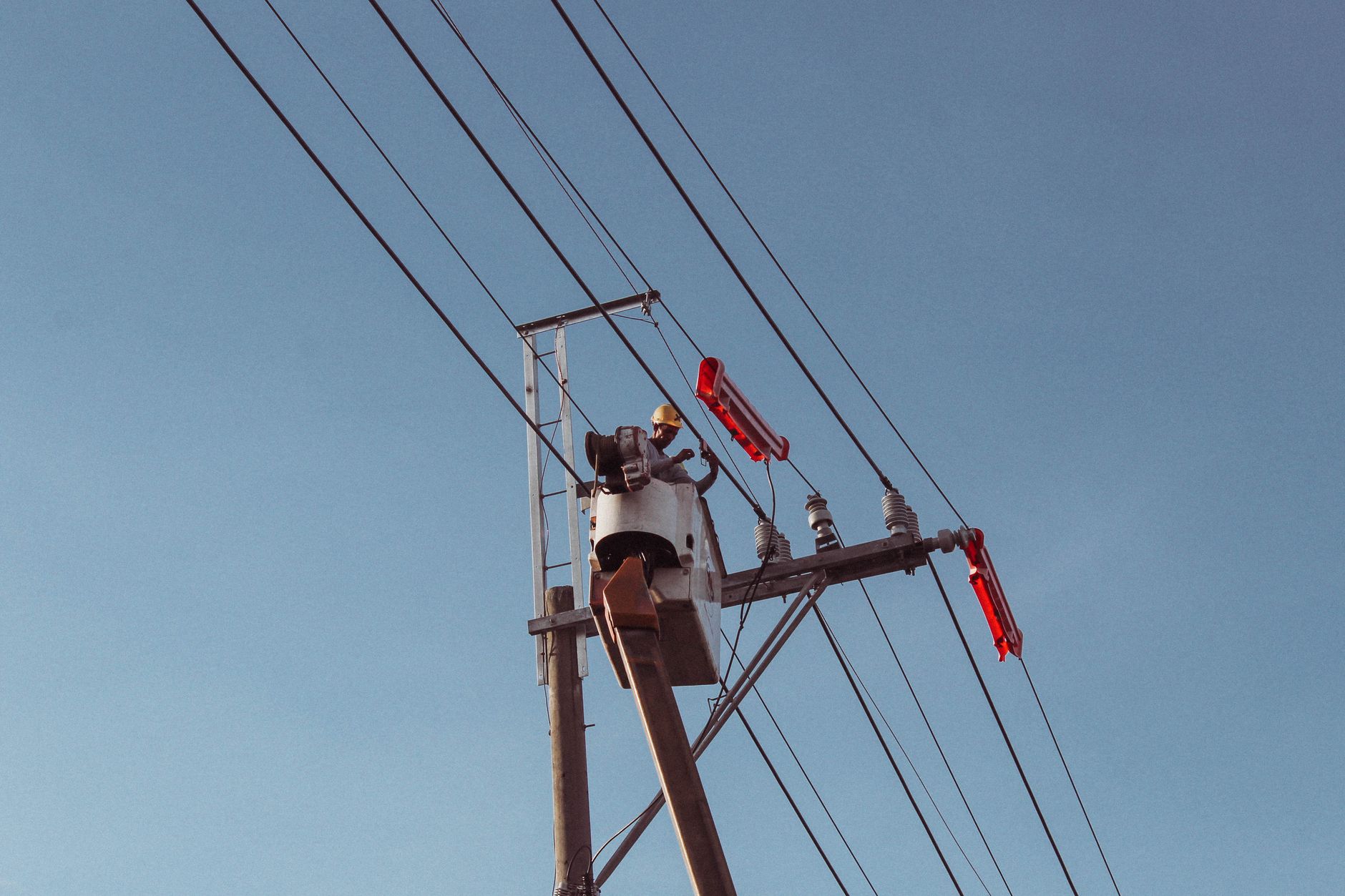 Elektrik direğinde bakım çalışması yapan teknisyen